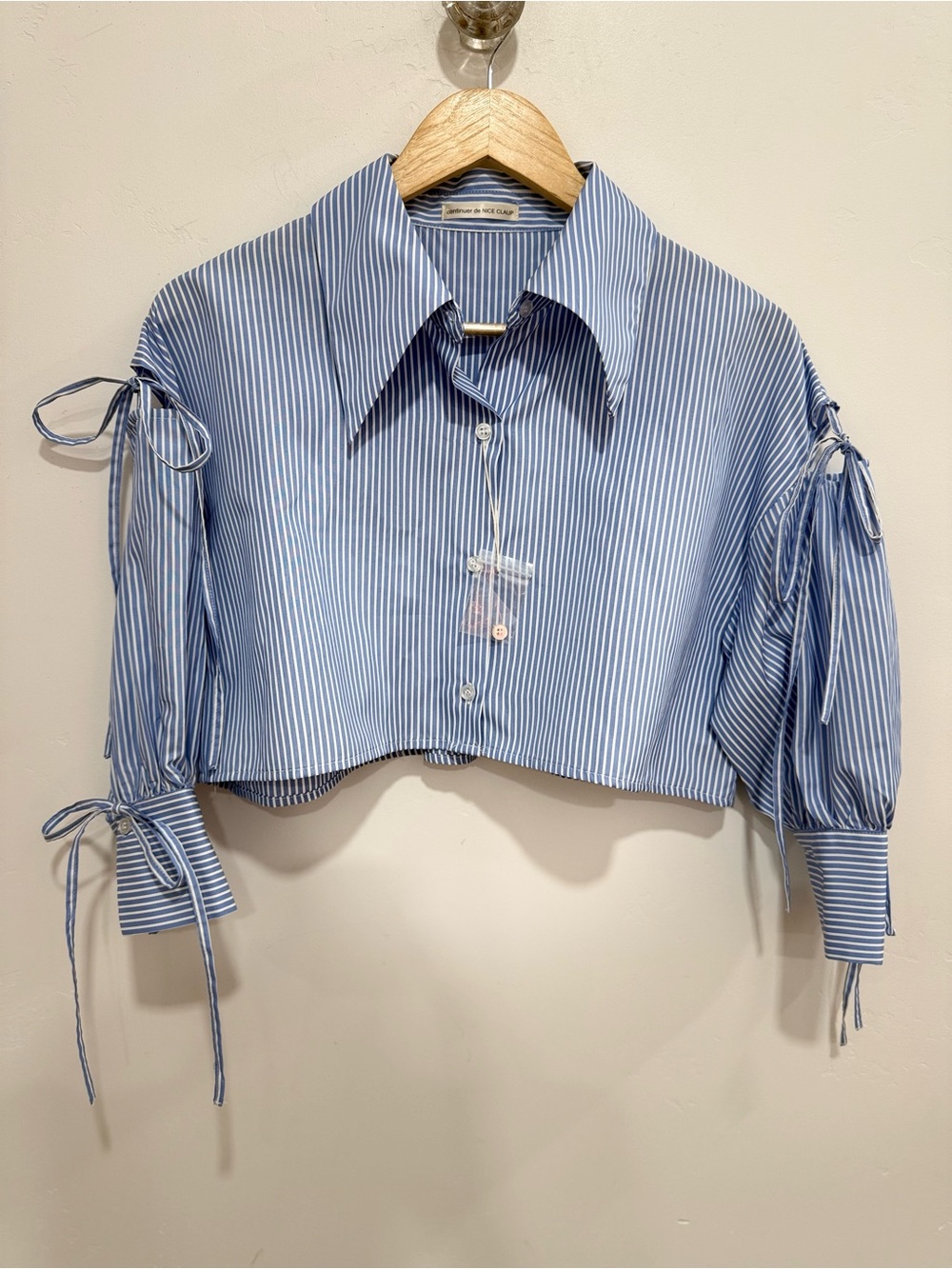continuer de NICE CLAUP Cropped Striped Tie-Sleeve Button-Down Shirt